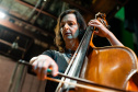 Da fundação às apresentações atuais, mulheres formam pilar fundamental da Orquestra Sinfônica do Paraná. Na foto, Fernanda.