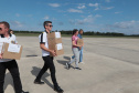 Avião da Casa Militar leva alimento especial para crianças internadas no Rio Grande do Sul