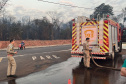 Caminhões-pipa fornecidos pelo Estado ajudam a combater incêndio florestal em Cianorte