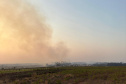 Caminhões-pipa fornecidos pelo Estado ajudam a combater incêndio florestal em Cianorte