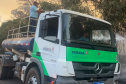 Caminhões-pipa fornecidos pelo Estado ajudam a combater incêndio florestal em Cianorte