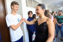 A primeira-dama Luciana Saito Massa esteve nesta quinta pela manhã com o secretário estadual da Saúde no Colégio Chico Mendes, em São José dos Pinhais, para participar da força-tarefa de vacinação.
