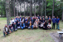 Servidores do escritório regional do IAT de Curitiba durante plantio de mudas no viveiro de São José dos Pinhais