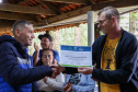 Servidores do escritório regional do IAT de Curitiba durante plantio de mudas no viveiro de São José dos Pinhais