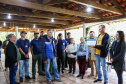 Servidores do escritório regional do IAT de Curitiba durante plantio de mudas no viveiro de São José dos Pinhais