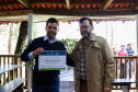 Servidores do escritório regional do IAT de Curitiba durante plantio de mudas no viveiro de São José dos Pinhais