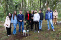 Servidores do escritório regional do IAT de Curitiba durante plantio de mudas no viveiro de São José dos Pinhais