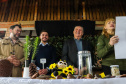 Servidores do escritório regional do IAT de Curitiba durante plantio de mudas no viveiro de São José dos Pinhais