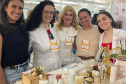 Pesquisadora  Audrey Lonni (ao centro) depositou sete patentes em seis anos como Bolsista Produtividade