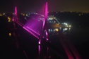 Ponte da Integração Brasil – Paraguai é iluminada na cor rosa durante o mês de outubro 