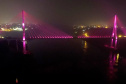Ponte da Integração Brasil – Paraguai é iluminada na cor rosa durante o mês de outubro 