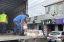 Cestas básicas arrecadadas na Corrida do Porto são distribuídas em Paranaguá