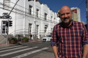 Com apresentação de Beto Pacheco, o programa Pé na Rua é um verdadeiro guia turístico da região de Curitiba. Os episódios exploram lugares históricos, riquezas culturais e experiências gastronômicas da capital paranaense e seus arredores.