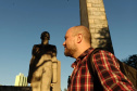 Com apresentação de Beto Pacheco, o programa Pé na Rua é um verdadeiro guia turístico da região de Curitiba. Os episódios exploram lugares históricos, riquezas culturais e experiências gastronômicas da capital paranaense e seus arredores.