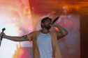 O cantor Gustavo Mioto  durante a apresentacao do seu show dentro da programacao do Verao Maior Parana, em Matinhos 