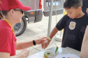 Forças de segurança distribuem pulseiras de identificação durante shows do Verão Maior Paraná