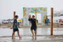 PRAIA COM CHUVA