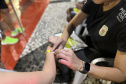Forças de segurança distribuem pulseiras de identificação durante shows do Verão Maior Paraná