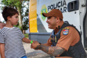 Forças de segurança distribuem pulseiras de identificação durante shows do Verão Maior Paraná