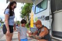 Forças de segurança distribuem pulseiras de identificação durante shows do Verão Maior Paraná