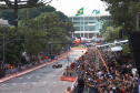 Adrenalina e velocidade: fãs apaixonados vibram com apresentação de carros na Red Bull Showrun