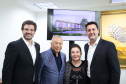 A Universidade Estadual de Londrina (UEL) será a primeira instituição de ensino superior estadual do Paraná a ter um parque tecnológico em seu campus, no Norte do Estado. O projeto arquitetônico do novo espaço, que será um hub de inovação integrado à infraestrutura acadêmica e de pesquisa da universidade, foi apresentado nesta terça-feira (11) ao governador Carlos Massa Ratinho Junior.