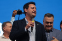 O governador Carlos Massa Ratinho Junior anunciou nesta quinta-feira (13) a liberação de R$ 1,2 bilhão para a saúde pública do Estado, durante o evento Saúde em Movimento, em Foz do Iguaçu, na região Oeste. 