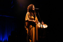 A cantora Thayana Barbosa encerra a temporada do projeto Toda Pele no palco do Teatro José Maria Santos 