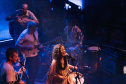 A cantora Thayana Barbosa encerra a temporada do projeto Toda Pele no palco do Teatro José Maria Santos 