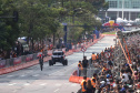 Adrenalina e velocidade: fãs apaixonados vibram com apresentação de carros na Red Bull Showrun