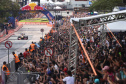 Adrenalina e velocidade: fãs apaixonados vibram com apresentação de carros na Red Bull Showrun