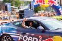 Adrenalina e velocidade: fãs apaixonados vibram com apresentação de carros na Red Bull Showrun