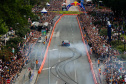 Adrenalina e velocidade: fãs apaixonados vibram com apresentação de carros na Red Bull Showrun
