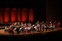 Orquestra Sinfônica do Paraná encanta plateia lotada com repertório dos Beatles no Guairão