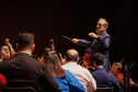 Orquestra Sinfônica do Paraná encanta plateia lotada com repertório dos Beatles no Guairão