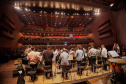 Orquestra Sinfônica do Paraná encanta plateia lotada com repertório dos Beatles no Guairão