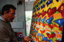 Nova exposição do MAC Paraná celebra os 80 anos do artista  Rogério Dias
