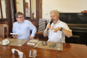 Academia Paranaense de Letras recebe diretores do Centro Cultural Teatro Guaira para apresentação do livro dos 140 anos