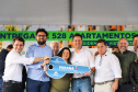 O governador Carlos Massa Ratinho Junior participou nesta sexta-feira (9) da entrega de um conjunto habitacional com 528 casas em Guarapuava, na região Centro-Sul do Estado.