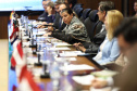 O governador Carlos Massa Ratinho Junior em reunião com delegação da União Europeia.
