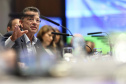 O governador Carlos Massa Ratinho Junior em reunião com delegação da União Europeia.
