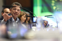 O governador Carlos Massa Ratinho Junior em reunião com delegação da União Europeia.