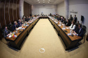 O governador Carlos Massa Ratinho Junior em reunião com delegação da União Europeia.
