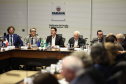 O governador Carlos Massa Ratinho Junior em reunião com delegação da União Europeia.