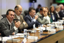 O governador Carlos Massa Ratinho Junior em reunião com delegação da União Europeia.