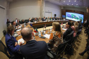 O governador Carlos Massa Ratinho Junior em reunião com delegação da União Europeia.