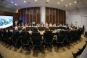 O governador Carlos Massa Ratinho Junior em reunião com delegação da União Europeia.