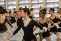 Ex-aluna, bailarina internacional Nayara Lopes retorna ao Teatro Guaíra para aula especial na Escola de Dança