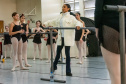 Ex-aluna, bailarina internacional Nayara Lopes retorna ao Teatro Guaíra para aula especial na Escola de Dança