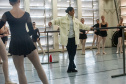Ex-aluna, bailarina internacional Nayara Lopes retorna ao Teatro Guaíra para aula especial na Escola de Dança